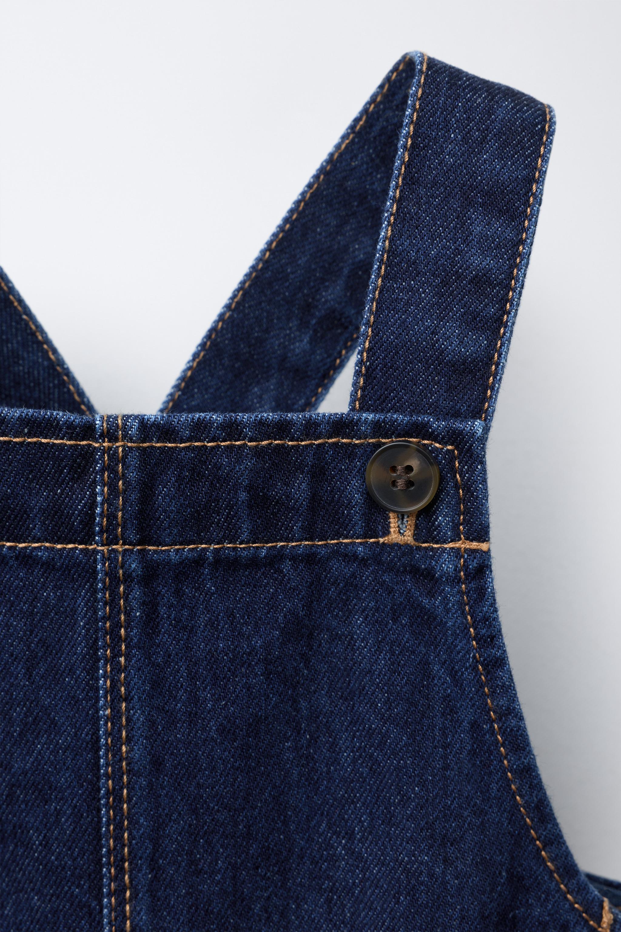 ROBE-SALOPETTE EN DENIM AVEC ONDULATIONS CONTRASTE